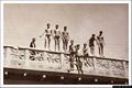 Cagliari-I giovani che si tuffano dal ponte in cemento in una foto degli anni sessanta Cagliari-I giovani che si tuffano dal ponte in cemento in una foto degli anni sessanta