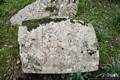 Silanus-Tomba di giganti di Pedras Doladas I: oggetto di forma ogivale con un volto stilizzato alla cintura Silanus-Tomba di giganti di Pedras Doladas I: oggetto di forma ogivale con un volto stilizzato alla cintura