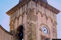 Ales-Cattedrale dei Santi Pietro e Paolo: particolare del campanile di destra con l’orologio Ales-Cattedrale dei Santi Pietro e Paolo: particolare del campanile di destra con l’orologio