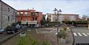 Ardauli-Alla sinistra della via Fra Tommaso si apre la bella piazza dell&rsquo;Emigrante