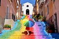 Arzachena-La scalinata davanti alla piccola chiesa di Santa Lucia con i disegni