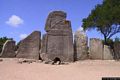 Arzachena-tomba di giganti li lolghi: la stele e le lastre che delimitano l&rsquo;esedra