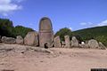 Arzachena-tomba di giganti di Coddu Vecchiu: la stele e le lastre che delimitano l&rsquo;esedra