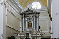 Abbasanta-chiesa parrocchiale Santa Caterina d’Alessandria: statua della Santa: altare maggiore