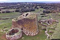 Abbasanta-Il nuraghe Losa: veduta del nuraghe trilobato