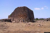 Abbasanta-Il nuraghe Losa: veduta del nuraghe trilobato