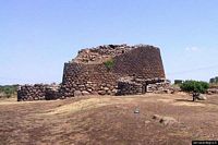 Abbasanta-Il nuraghe Losa: veduta del nuraghe trilobato