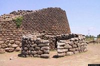 Abbasanta-Il nuraghe Losa: veduta del nuraghe e della capanna circolare