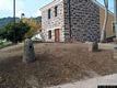 Aidomaggiore-reperti archeologici nel giardino della associanzione Archeo Aido