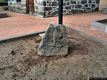 Aidomaggiore-reperti archeologici nel giardino della associanzione Archeo Aido