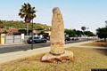 Tortol&igrave;-Il Menhir che rappresenta una figura antropomorfa di ispirazione nuragica opera di Adriano Balloi ospitato nel piazzale che si affaccia sulla spiaggia di Porto Frailis