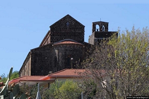 Ardara: chiesa di Nostra Signora del regno: veduta esterna dell’abside posteriore