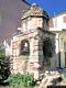 Atzara: Sa casa de su conte: interessante pozzo a base quadrata sormontato da una cupola rivestita di coloratissime maioliche di produzione locale