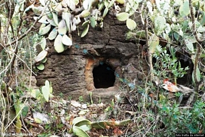 Barì Sardo-Veduta della domus de janas di Giba ’e Scorca