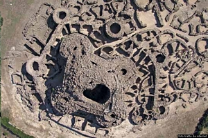 Su Nuraxi: veduta del complesso nuragico dall’alto