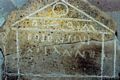 Bidonì: chiesa di San Pietro Apostolo: il cippo a capanna in trachite con l’epigrafe latina Bidonì: chiesa di San Pietro Apostolo: il cippo a capanna in trachite con l’epigrafe latina