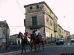 Borore: a cavallo per le vie del paese davanti alla casa Delogu