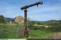 Buddusò-Una colonna idraulica, con sullo sfondo il fabbricato viaggiatori della stazione di Buddusò