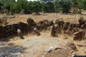 Burgos-Foresta di Burgos: resti del villaggio del nuraghe complesso Sa Costa detto anche Sa reggia Burgos-Foresta di Burgos: resti del villaggio del nuraghe complesso Sa Costa detto anche Sa reggia