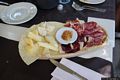 Cagliari-Locanda dei Buoni e Cattivi: tagliere di salumi e formaggi biologici con salsiccia secca di Nule, prosciutto crudo di pecora, guanciale, casizzolu di Santu Lussurgiu, pecorino Tuvoi, pecorino erborinato e composta di frutta di stagione