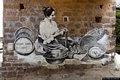 Carbonia-Serbariu: il murale 'Figura femminile con cesti' di Debora Diana in via Fabio Filzi 17