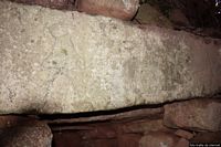 Cardedu-Il pozzo sacro Su Presoneddu: i bassorilievi incisi nell&rsquo;architrave di accesso alla scala