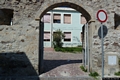 Carloforte-Ingresso nelle mura che porta all’edificio che ospita la Scuola Secondaria di primo grado