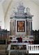Castelsardo: la Cattedrale di Sant’Antonio Abate: dietro l’altare il <em>retablo che rappresenta la Madonna con Bambino assisa in trono</em>