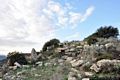 Collinas-resti del nuraghe di Sa Corona Arrubia con sullo sfondo il menhir