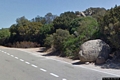 Arzachena-Costa Smeralda-masso che indica l’uscita dall’area del Consorzio Costa Smeralda o l’entrata in essa se si arriva da ovest