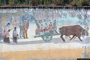 Domus de Maria: chiesa parrocchiale dedicata alla Madonna del Rosario: il murale della processione sul muro laterale Domus de Maria: chiesa parrocchiale dedicata alla Madonna del Rosario: il murale della processione sul muro laterale