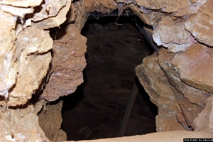 Domus de Maria: chia: apertura nella torre principale del nuraghe Baccu Idda