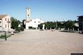 Donorì: la grande piazza ai caduti con il retro della chiesa parrocchiale di San Giorgio Vescovo