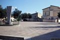 Donorì: la grande piazza ai caduti con il monumento