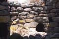 Dorgali: il nuraghe Neule: la camera interna con le nicchie laterali