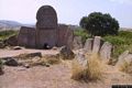 Dorgali-tomba di giganti tomba di giganti S’Ena de Thomes: ’esedra con la grande stele centrale