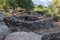 Dorgali-Cala Gonone:nuraghe Mannu: resti delle costruzioni intorno al nuraghe