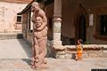 Fordongianus-Una scultura in trachite nel centro del paese