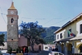 Gadoni-Il retro della chiesa parrocchiale della Beata Vergine Assunta accanto al Municipio