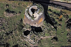 Giave: il nuraghe Oes visto dall’alto