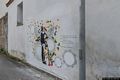 Girasole-Il murale che rappresenta due figure colte nell&rsquo;atto di baciarsi
