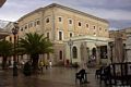 La Maddalena: il palazzo del comune e alla sua destra il mercato Civico