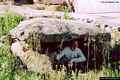 Luras-dolmen di Alzoledda (la persona fotografata da un'idea delle dimensioni) Luras-dolmen di Alzoledda (la persona fotografata da un'idea delle dimensioni)