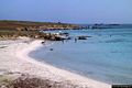 La costa orientale dell’isola di Mal di Ventre: la spiaggia della Cala Valdaro con sullo sfondo gli scogli che la separano dalla Cala dei Pastori La costa orientale dell’isola di Mal di Ventre: la spiaggia della Cala Valdaro con sullo sfondo gli scogli che la separano dalla Cala dei Pastori