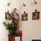 Mamoiada: chiesa di San Giuseppe: formelle della via Crucis sulla parete dietro la statua policroma del Santo Mamoiada: chiesa di San Giuseppe: formelle della via Crucis sulla parete dietro la statua policroma del Santo