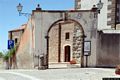 Mandas: l’arco che porta alla chiesa parrocchiale con la pietra della Vergogna Mandas: l’arco che porta alla chiesa parrocchiale con la pietra della Vergogna