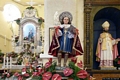 Maracalagonis-chiesa parrocchiale della Vergine degli Angeli: la statua di Santo Stefano addobbata per la festa Maracalagonis-chiesa parrocchiale della Vergine degli Angeli: la statua di Santo Stefano addobbata per la festa