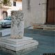 Monastir: chiesa di San Giacomo Maggiore: un menhir posizionato davanti alla chiesa