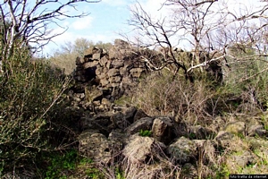 Mores-resti del nuraghe Sa Cuguttada