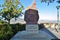 Muros: i giardini di fronte al Municipio: il Monumento ai Caduti